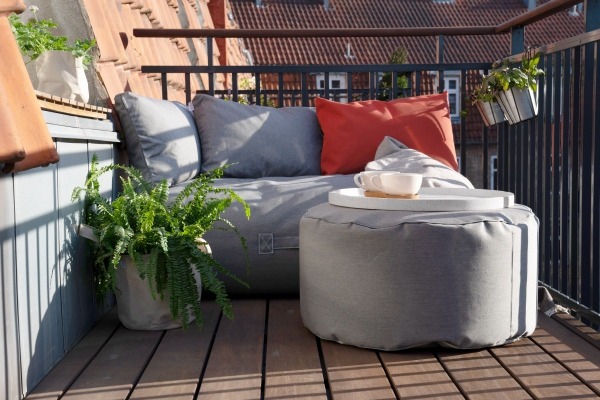 Outdoor und Terrassenmöbel cozy balcony von Trimm Copenhagen, oranges Kissen