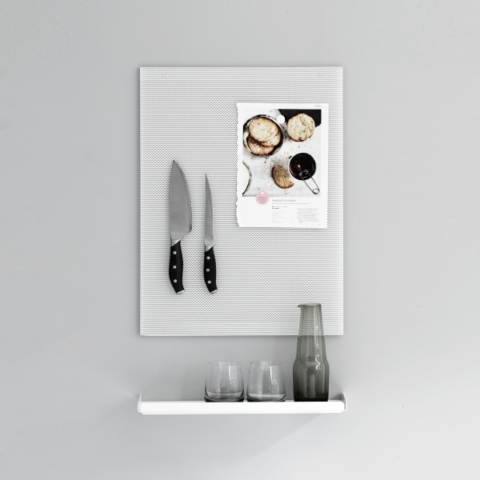Wandregal aus Metall in weiß von Anne Linde für die moderne Küche
