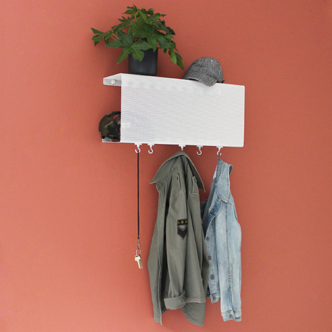 Wandregal aus Metall in weiß von Anne Linde als Garderobe für kleine Räume